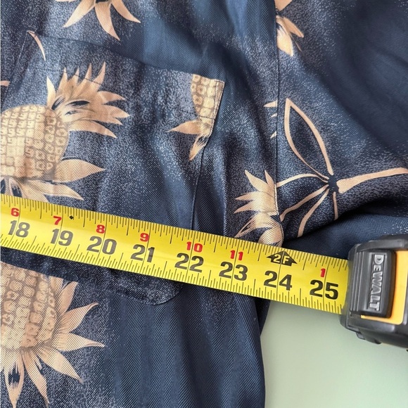 Tommy Bahama 100% Silk Hawaiian Shirt with Pineapple Design Mens Size L - Picture 9 of 10
